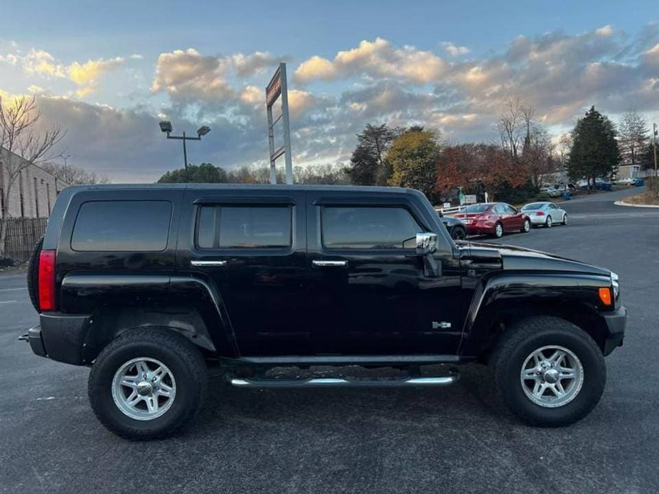 2010 HUMMER H3 Luxury 4dr - Image 2