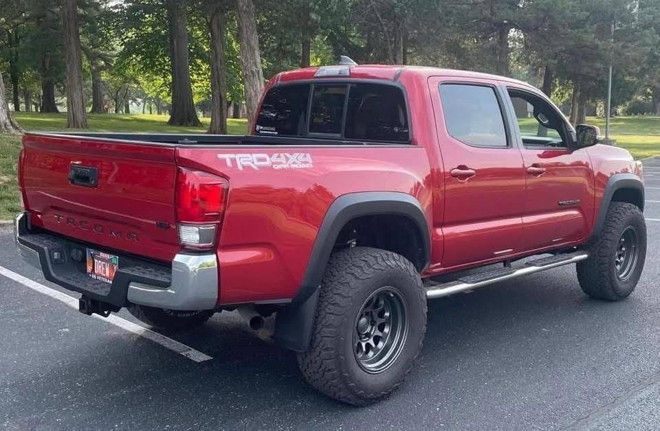 2016 Toyota Tacoma TRD Off-Road Double Cab 4×4 - Image 2