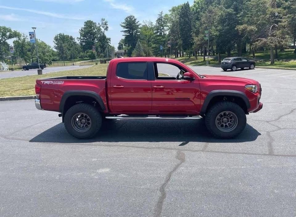 2016 Toyota Tacoma TRD Off-Road Double Cab 4×4 - Image 4